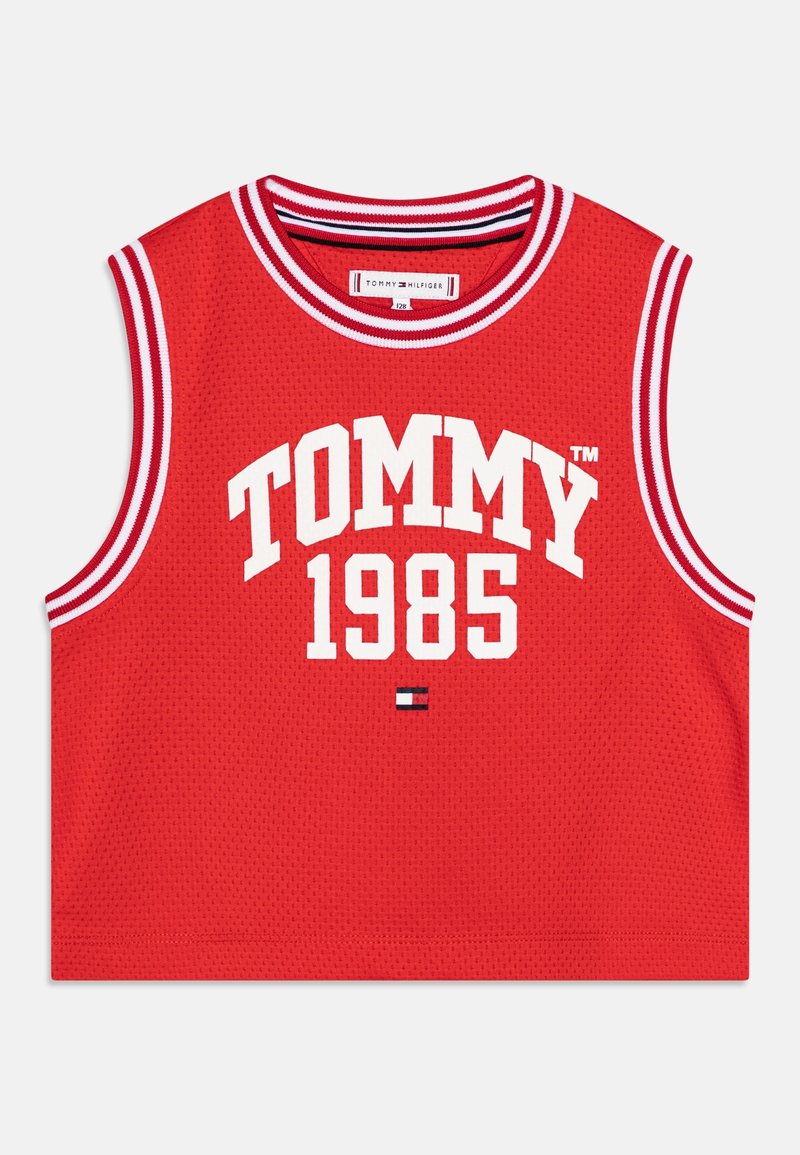 Débardeur en mesh rouge sans manches avec "TOMMY 1985" en texte blanc en gras. Encolure et emmanchures à rayures blanches contrastantes. Design classique et sportif.