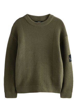 Pulover tricotat, de culoare verde măsliniu, cu guler rotund și manșete și tiv striate, având o pată neagră pe mâneca stângă și modele verticale texturate.