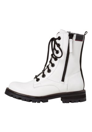 Witte leren enkellaars met zwarte veters, ritssluiting aan de zijkant, rubberen zool, ronde neus en stiksels langs de zool.