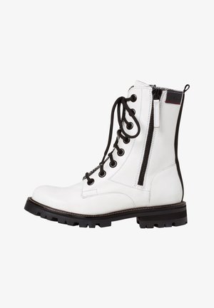 Botte de cheville en cuir blanc avec lacets noirs, zip sur le côté, semelle en caoutchouc, bout rond et détails de couture le long de la semelle.