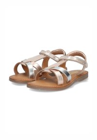Open-toe sandalen in een beige en metallic zilveren kleurenschema, met een combinatie van gladde en gestructureerde bandjes, en platte zolen.