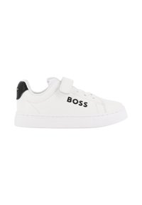 Sneaker bianca in pelle con punta rotonda, dettaglio tacco nero, chiusura con lacci e cinturino in velcro, con logo "BOSS" nero sul lato. Suola bianca.