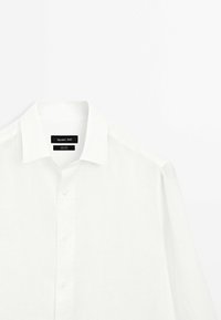 Witte button-up shirt gemaakt van lichtgewicht stof met een puntige kraag. Heeft een rechte snit en een subtiele textuur. Merklabel zichtbaar.