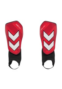 Rode harde scheenbeschermers met zwarte elastische mouwen, voorzien van witte chevronaccenten en gelabeld met "R" en "L" voor rechts en links.