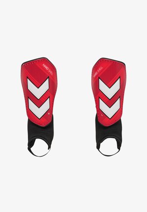 Rode harde scheenbeschermers met zwarte elastische mouwen, voorzien van witte chevronaccenten en gelabeld met "R" en "L" voor rechts en links.