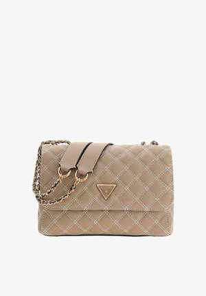 Sac à main matelassé beige avec une bandoulière chaîne, arborant un logo triangulaire et des surpiqûres blanches. Forme rectangulaire avec une fermeture à rabat.