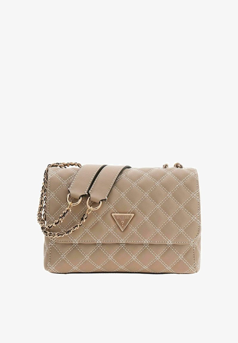 Sac à main matelassé beige avec une bandoulière chaîne, arborant un logo triangulaire et des surpiqûres blanches. Forme rectangulaire avec une fermeture à rabat.