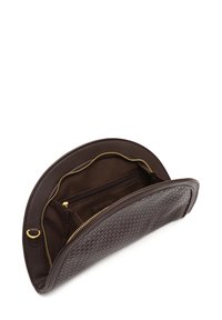 Bolso de mano de cuero trenzado marrón con herrajes dorados, cierre con cremallera y un interior forrado de tela que cuenta con un bolsillo con cremallera y dos compartimentos.