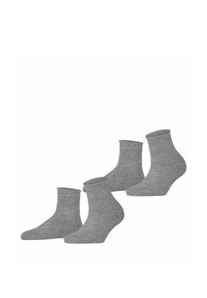 Vier graue Knöchelsocken, paarweise angeordnet, zwei Socken stehen aufrecht und zwei liegen flach auf weißem Hintergrund.