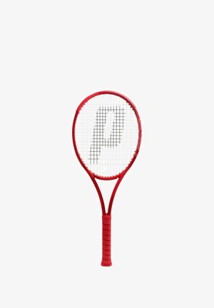 Raqueta de tenis roja con cuerdas blancas y un logo negro "P" en el patrón de cuerdas, aislada sobre un fondo blanco.