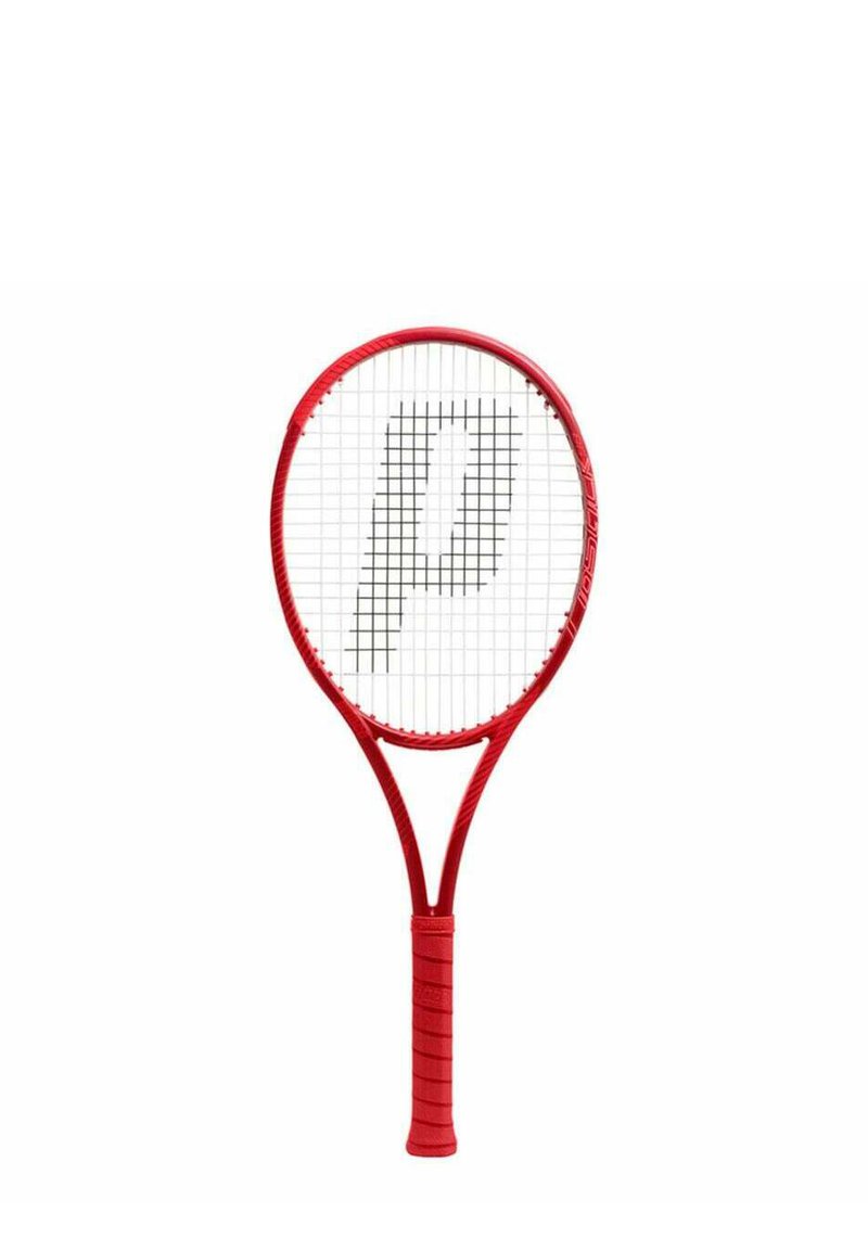 Rode tennisracket met witte snaren en een zwart "P"-logo in het snaarpatroon, geïsoleerd op een witte achtergrond.