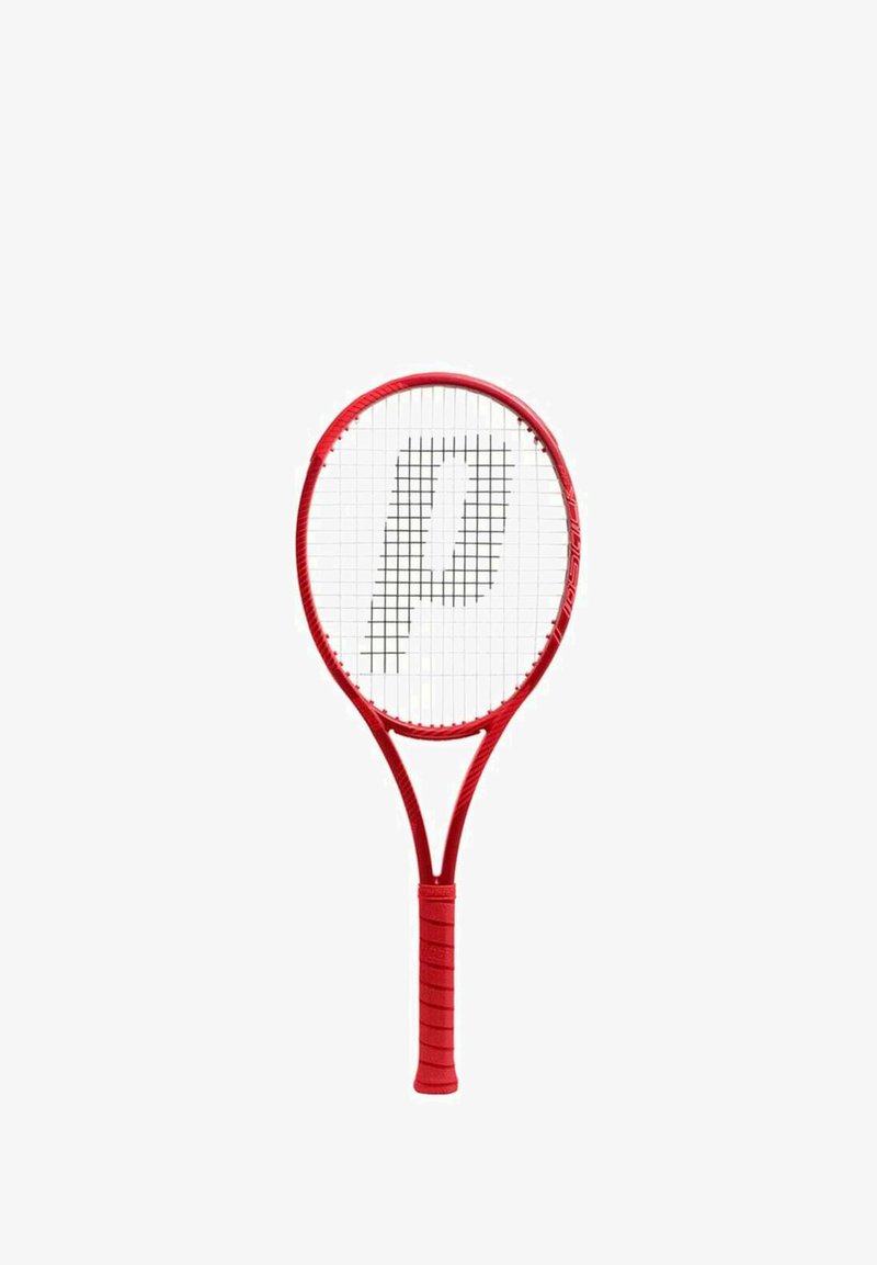 Raqueta de tenis roja con cuerdas blancas y un logo negro "P" en el patrón de cuerdas, aislada sobre un fondo blanco.