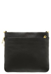 Černá kožená crossbody taška se zlatými zipy a malou zlatou visačkou logo Fossil v pravém horním rohu.