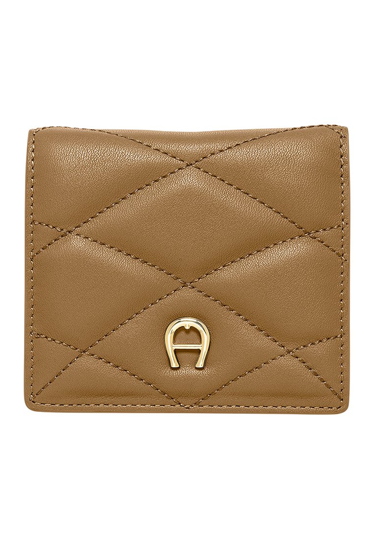 Portefeuille en cuir brun matelassé avec un accent de logo métallique doré à l'avant. Design compact avec texture lisse et détails cousus.