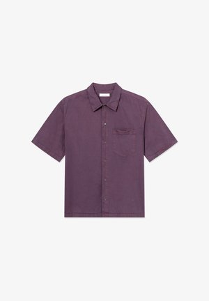 Mélylila pamut rövid ujjú, gombos ing. Gallérral, elülső zsebbel és finom textúrával rendelkezik. Tiszta, minta nélküli kialakítás.