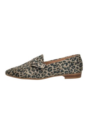 Dames platte loafer met beige en zwarte luipaardprint, puntige neus, decoratieve strik en lage gestapelde houten hak.