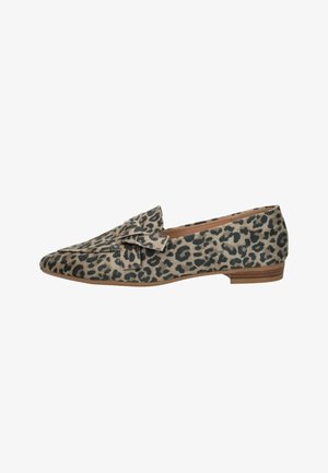 Dames platte loafer met beige en zwarte luipaardprint, puntige neus, decoratieve strik en lage gestapelde houten hak.