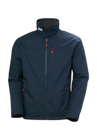Chaqueta impermeable azul marino con cierre delantero, cuello alto y acentos rojos en la cremallera. Cuenta con dos bolsillos laterales y un bolsillo en el lado izquierdo del pecho.