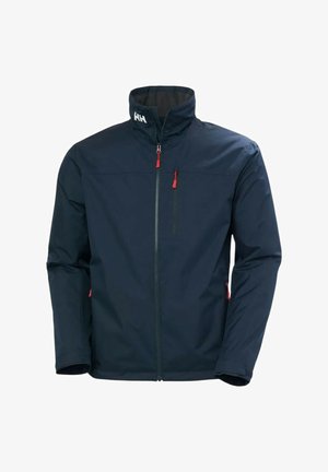 Chaqueta impermeable azul marino con cierre delantero, cuello alto y acentos rojos en la cremallera. Cuenta con dos bolsillos laterales y un bolsillo en el lado izquierdo del pecho.