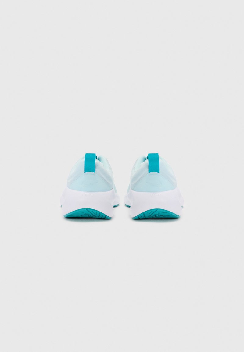 Zapatillas deportivas de color azul claro con suela blanca, que cuentan con una suela exterior texturizada en color turquesa y un refuerzo en la lengüeta del talón para ponerlas y quitarlas fácilmente.