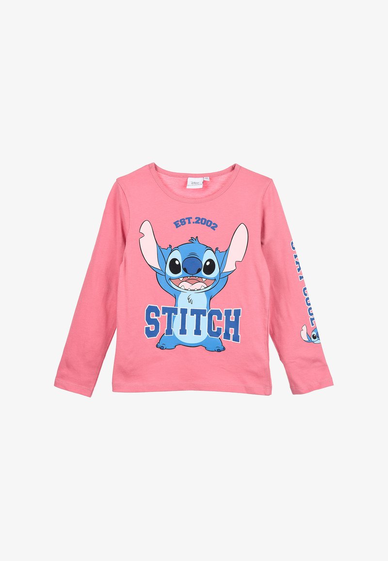 Rosa Langarmhemd mit einem blauen Cartoon-Charakter mit erhobenen Armen, "EST.2002" darüber und "STITCH" in fetten blauen Buchstaben gedruckt.