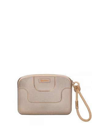 Piccola pochette da polso dorata scintillante con bordi arrotondati, cucitura frontale curva e cinturino da polso ad anello.