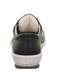 Zwarte leren sportschoen met een ronde hak en witte zool. Gevoerd met mesh voor ademend vermogen. Eenvoudig, minimalistisch ontwerp.