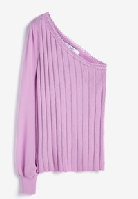 Asymmetrisk lavendel top med ribbet tekstur, en langærmet, scallop-neckline og blødt stof. Maskinvaskbar, afslappet design.