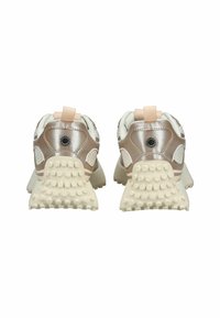 Sneaker leggere con tomaia in rete color bronzo rosa metallico e crema, tacco con motivo e suole in gomma bianca testurizzata. Linguetta posteriore per facilitare l'indossamento.