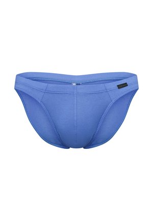 Blaue Herren-Slip-Unterwäsche mit konturiertem Frontbeutel und einem kleinen schwarzen Markenetikett auf der rechten Seite des Taillenbunds.