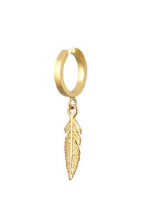 Boucle d'oreille en or avec un charm en forme de plume détaillé suspendu, présentant une finition lisse et un design légèrement texturé sur la plume.