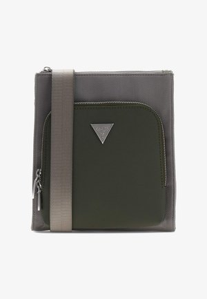 Borsa a tracolla quadrata con tasca frontale verde scuro con zip, corpo principale grigio e tracolla larga grigia.
