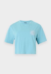 Ανοιχτό μπλε κοντομάνικο κοντό τοπ με στρογγυλή λαιμόκοψη και μικρό λευκό αφηρημένο σχέδιο στο αριστερό στήθος.