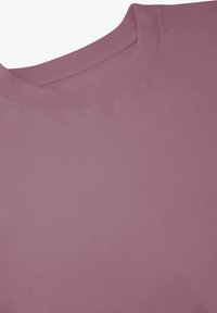 Lichtpaarse ronde hals t-shirtstof close-up, met focus op de gestikte kraag en gladde textuur.