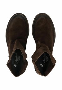 Stivaletti alla caviglia in camoscio marrone con collo pieghevole, suola piatta e dettaglio di cuciture. La fodera interna presenta un'etichetta con marchio.