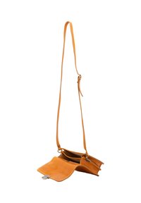 Borsa a tracolla in pelle arancione con tracolla regolabile, design a patta aperta e scomparti multipli per la conservazione. Texture liscia e hardware minimale.