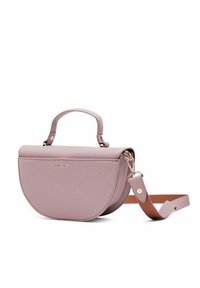 Kulatá crossbody taška v levandulové barvě s horním madlem, zlatými kovovými prvky a odnímatelným popruhem s béžovým akcentem. Texturovaný povrch.