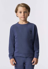 Felpa blu navy realizzata in materiale morbido, con maniche lunghe, scollatura a girocollo e un piccolo logo sul petto.