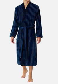 Robe in velluto blu scuro con strisce verticali blu, dotato di maniche lunghe, vita a cintura e due tasche frontali.