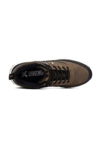 Zapatilla alta de gamuza marrón con detalles en negro, cordones texturizados y una suela blanca salpicada. El interior cuenta con un cuello acolchado y un detalle de logo.