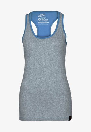 Camiseta deportiva gris con ribete azul, hecha de tela elástica. Presenta un diseño de espalda nadadora y una etiqueta en la parte inferior izquierda.