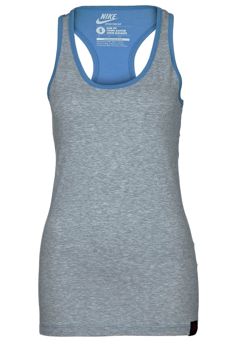 Grå sport-T-shirt med blå kant, tillverkad av elastiskt tyg. Har en racerback-design och en etikett på den nedre vänstra sidan.