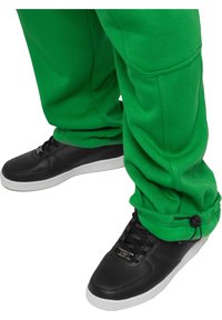 Urban Classics Hlačami s stranskimi žepi - black