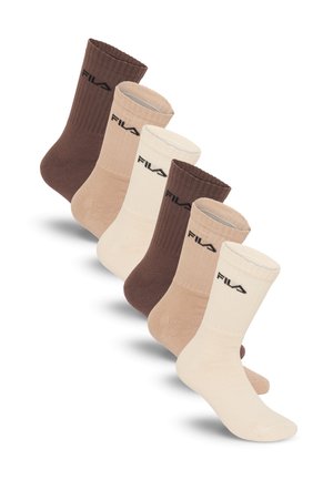 Seks par FILA crew-sokker i creme, beige og brun, arrangeret diagonalt på en hvid baggrund.