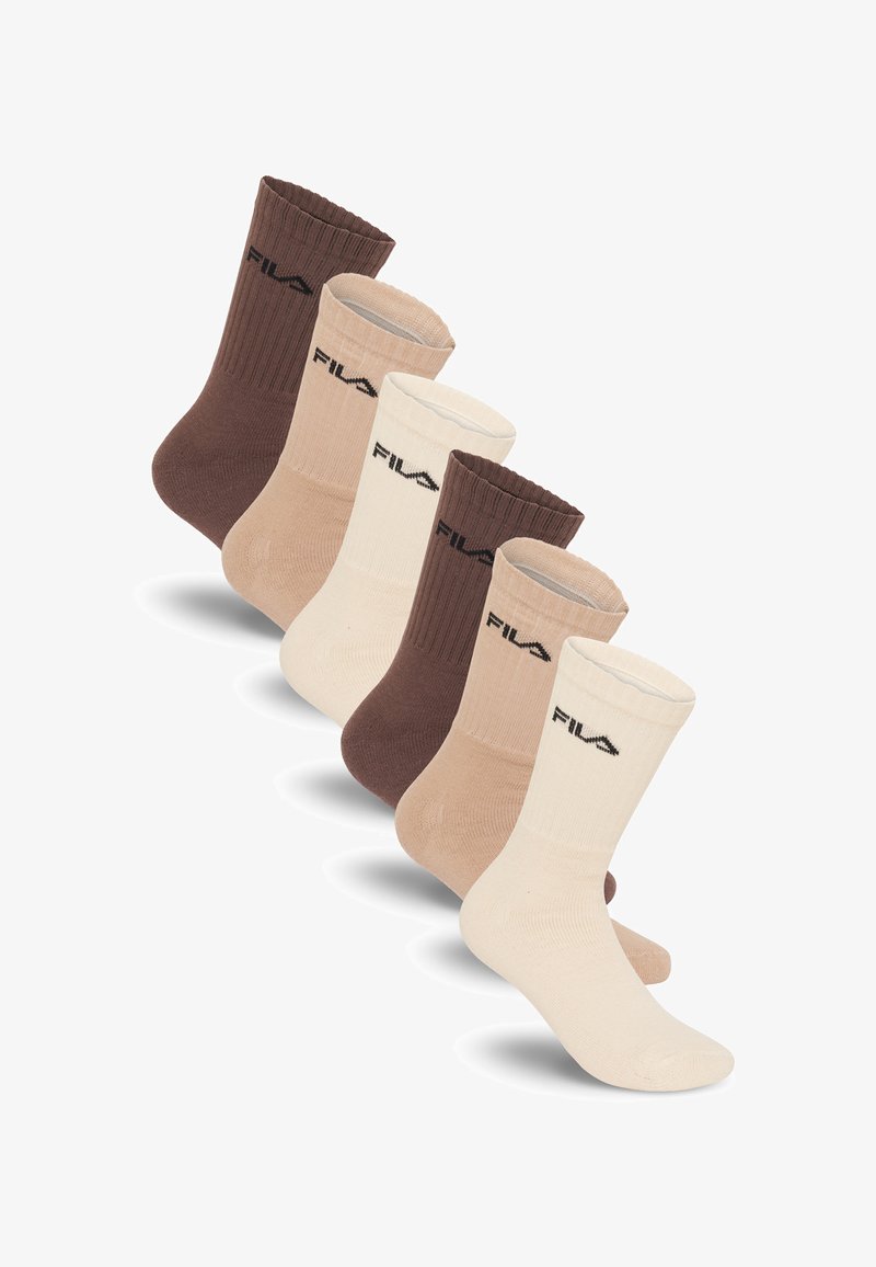 Six paires de chaussettes FILA crew de couleur crème, beige et marron, disposées en diagonale sur un fond blanc.