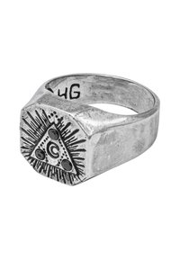 Anello d'argento di forma esagonale. Presenta un triangolo inciso con una "C" centrale e linee radiali. Due pietre nere accentuano il design.