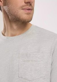 Szara bawełniana koszulka t-shirt z okrągłym dekoltem, krótkimi rękawami oraz kieszonką na lewej piersi z wytłoczonym logo "CROSS JEANS".