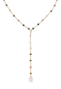 Collana in tono oro con perline multicolori e un pendente a forma di goccia in pietra rosa. Le perline variano per dimensione e texture, con un design delicato.