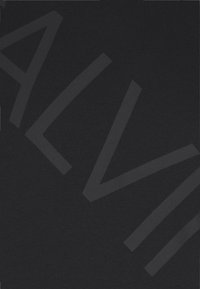 Czarny materiał z dużymi, ciemnoszarymi literami i geometrycznymi kształtami, charakteryzujący się gładką teksturą i minimalistycznym wzornictwem.