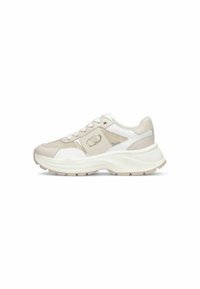 Beige en witte chunky sneaker met veters, textuurpanelen, logo-detail aan de zijkant en een dikke, gegroefde zool voor meer hoogte en grip.